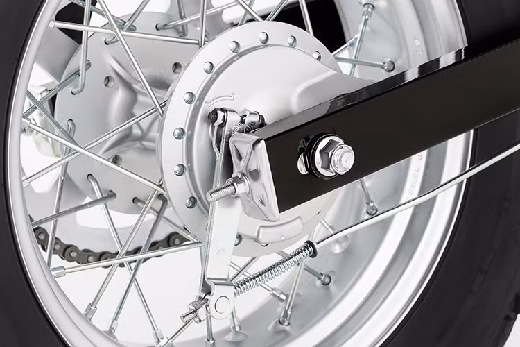 Phía trước, VanVan sử dụng 18 inch sử dụng vành nan hoa với lốp 130/80, trong khi vành sau nhỏ hơn, có kích thước 14 inch với lốp có kích thước to hơn 180/80. Giảm xóc trước loại ống lồng có đường kính 33mm, giảm xóc sau mono, cả 2 giảm xóc đều có hành trình dài xấp xỉ 137mm và cho phép căn chỉnh.