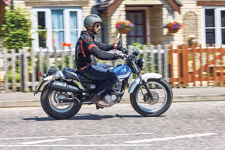  Suzuki VanVan 200 với phong cách scrambler cỡ nhỏ sẽ gia nhập thị trường Mỹ, cùng với một số mẫu xe của hãng ở phân khúc dưới 250cc đã xuất hiện tại thị trường này như Suzuki TU250X, GW250 và mới đây nhất là chiếc DR200S.