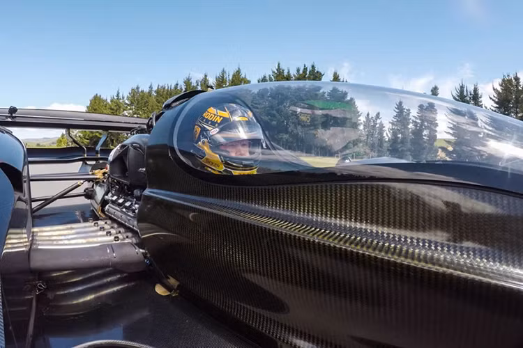 Xe có tốc độ tối đa dự kiến là 360km/h và được trang bị động cơ V10 tăng áp kép 4.0 lít công suất 1.013 mã lực do chính Rodin thiết kế, được hỗ trợ bởi một động cơ điện 174 mã lực dẫn động trực tiếp trên trục khuỷu.