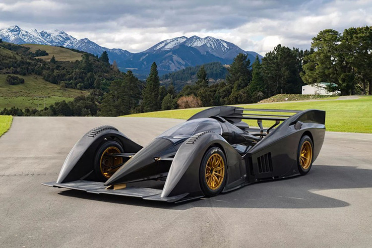 Đã từng có nhiều hãng siêu xe được lập ra với lời hứa về các dòng hypercar có các thông số và tính năng "khủng", chưa ai đạt tới. Nhưng cuối cùng đa phần đều âm thầm biến mất, chỉ có một số ít có thể giữ đúng lời hứa ban đầu. Một trong số đó là hãng Rodin Cars với chiếc "phi thuyền mặt đất" Rodin FZERO hoàn toàn mới.