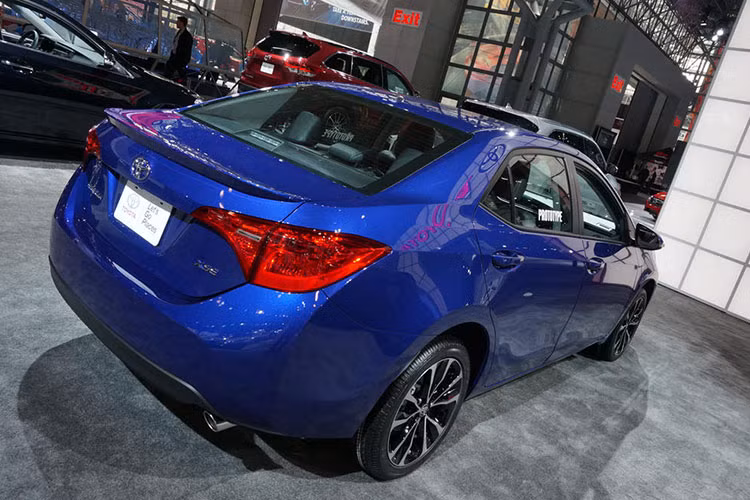 Ngoài ra chiếc xe còn được trang bị động cơ 4 xi-lanh thẳng hàng dung tích 1.8L sử dụng công nghệ Le ECO Spec truyền lực thông qua hộp số vô cấp biến thiên tự động CVT tạo ra công suất tối đa 140 mã lực và mức tiêu hao nhiên liệu đạt 3,8 lít/64km. Riêng hộp số CVT sẽ được bổ sung chế độ chạy Sport so với hộp số của thế hệ cũ.