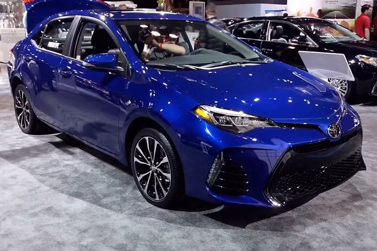 Trên mẫu xe này, phần đầu của xe được làm mới khá thể thao và ấn tượng với đèn pha góc cạnh tích hợp công nghệ Bi-LED siêu sáng đi cùng với cản trước thiết kế góc cạnh và dữ dằn với hốc hút gió lớn và hệ thống đèn sương mù dạng LED nằm ở hốc hút gió 2 bên cản xe.