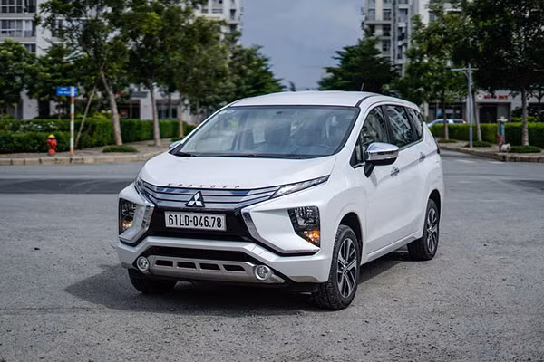 Mitsubishi Viet Nam trieu hoi Xpander va Outlander thay bom xang