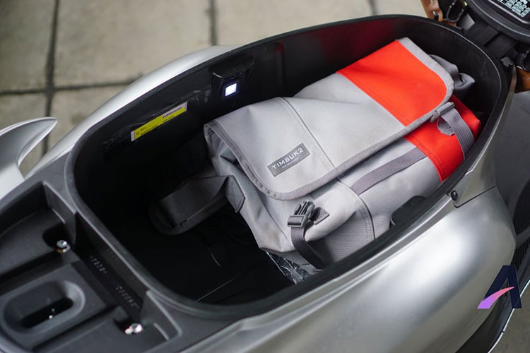 Đặc biệt trên phiên bản mới này, xe sở hữu cốp xe dưới yên có diện tích khá lớn, có thể để được 2 mũ bảo hiểm fullface và một vài vật dụng cá nhân khác. Ngoài ra, ngay phía trên ổ khóa còn cố cổng sạc USB, giúp người dùng sạc điện cho các thiết bị di động.