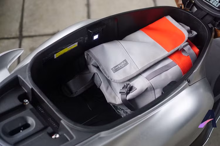 Đặc biệt trên phiên bản mới này, xe sở hữu cốp xe dưới yên có diện tích khá lớn, có thể để được 2 mũ bảo hiểm fullface và một vài vật dụng cá nhân khác. Ngoài ra, ngay phía trên ổ khóa còn cố cổng sạc USB, giúp người dùng sạc điện cho các thiết bị di động.