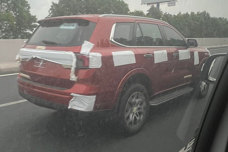 Ford Everest 2022 chay thu tren duong pho Viet, ngay ra mat rat gan