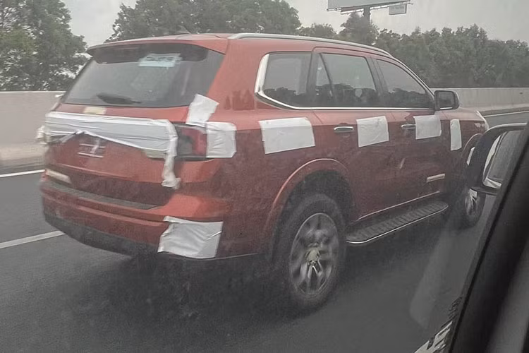 Ford Everest 2022 chay thu tren duong pho Viet, ngay ra mat rat gan