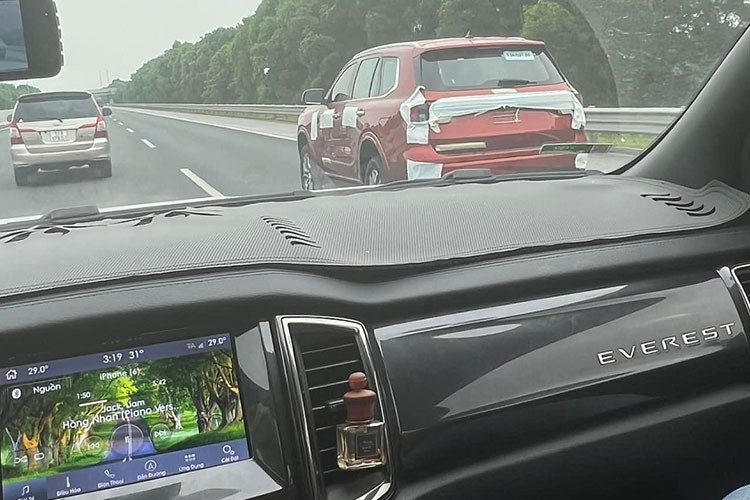 Ford Everest 2022 chay thu tren duong pho Viet, ngay ra mat rat gan-Hinh-2