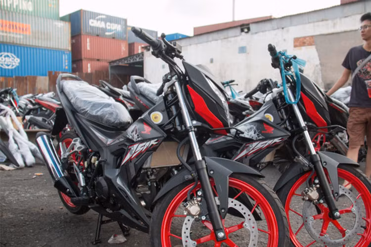 Sự xuất hiện của mẫu xe côn tay underbone Sonic 2018 đánh dấu sự trở lại của dòng môtô đường phố từng rất được yêu thích của hãng xe máy Honda thập niên 80 - 90. Xe nằm trong phân khúc underbone 150 phân khối cạnh tranh trực tiếp với Suzuki Raider R150 - kèm mức giá bán khoảng hơn 70 triệu đồng tại các đại lý không chính hãng ở TP HCM.