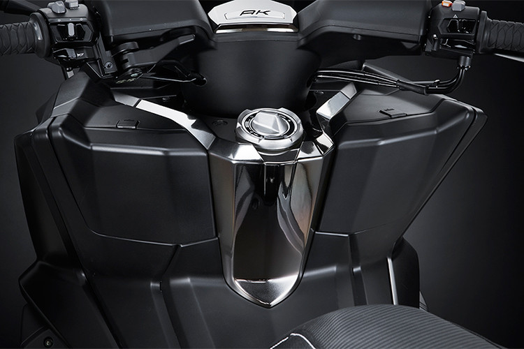 Phía dưới bảng đồng hồ là hộp đựng chìa khoá thông minh không cần chìa và cổng kết nối usb. Các phím chức năng điều khiển thiết kế trên xe tương tự như các dòng xe môtô phân khối lớn mới hiện nay.