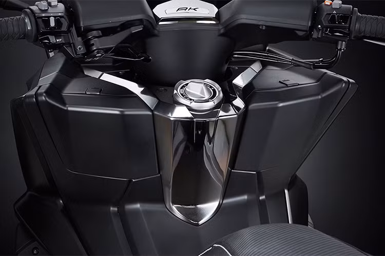 Phía dưới bảng đồng hồ là hộp đựng chìa khoá thông minh không cần chìa và cổng kết nối usb. Các phím chức năng điều khiển thiết kế trên xe tương tự như các dòng xe môtô phân khối lớn mới hiện nay.