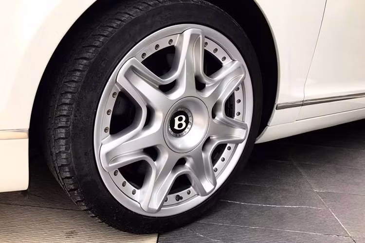 Phần đuôi xe nổi bật với cụm đèn dạng LED đi kèm đèn phanh phụ thứ 3 trải dài hết mép kính sau. Cặp ống-xả nằm sâu ở dưới cản sau của xe đường viền được mạ crôm sáng, đi kèm là logo đặc trưng của hãng. Bên cạnh đó, gương chỉnh điện của xe có chế độ sấy gương, kính chắn gió ddược gắn cảm biến đậm chất hiện đại và sang trọng.