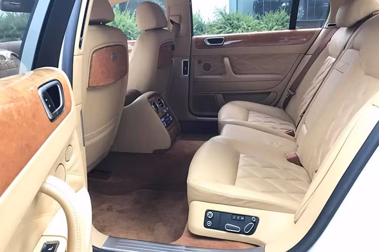 Mẫu siêu xe hạng sang Bentley Continental Flying Spur phiên bản 2010 đã qua sử dụng được bán ra thông qua showroom tư nhân tại Hà Nội này hiện có giá khoảng 4 tỷ đồng (chỉ bằng 1/3 giá trị khi mua). Hiện mẫu xe phiên bản này đang được bán ra chính hãng Bentley tại Việt Nam có mức giá khoảng hơn 10 tỷ đồng.