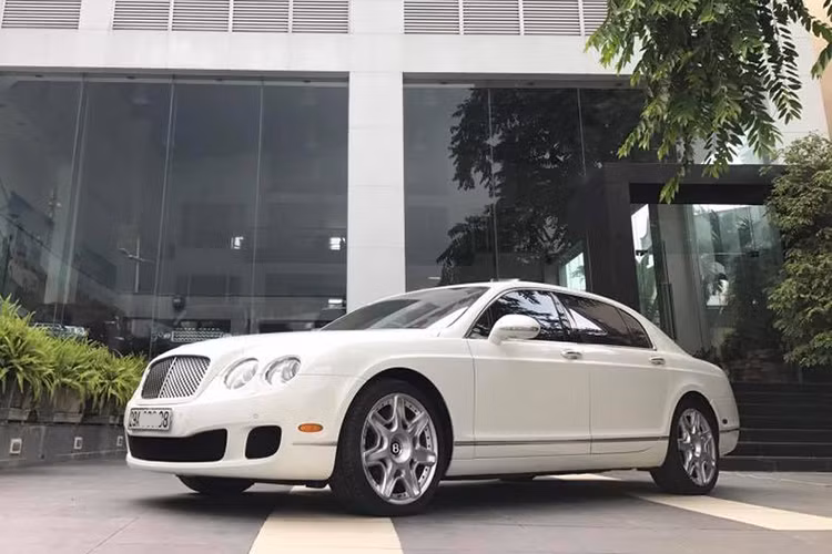 Flying Spur từng là mẫu siêu xe sang Anh quốc được các doanh nhân ưu chuộng. Nó chủ yếu được showroom tư nhân nhập khẩu về Việt Nam để thỏa mãn mơ ước của nhiều địa gia thời điểm đó. Tuy nhiên sau khoảng 5 năm, những chiếc xe đình đám một thời xuất hiện nhiều hơn tại các showroom với tình trạng xe đã qua sử dụng, giá bán rẻ hơn rất nhiều.