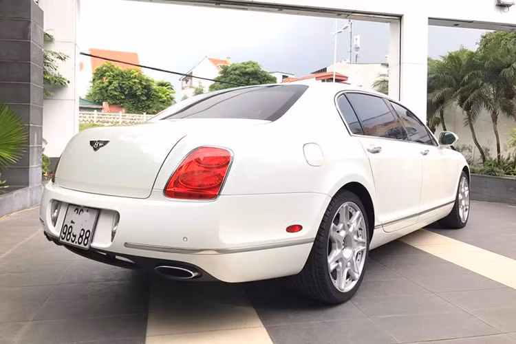 Bentley Continental Flying Spur 2010 trong bài sở hữu tông màu ngoại thất trắng sáng bóng. Phần đầu xe nổi bật với lưới tản nhiệt lớn dạng tổ ong, đi kèm là bộ đôi đèn pha bi-xenon tích hợp chế độ tự động rửa đèn. Logo chữ "B" đặc trưng của hãng gắn chính giữa trên nắp ca-pô của xe.