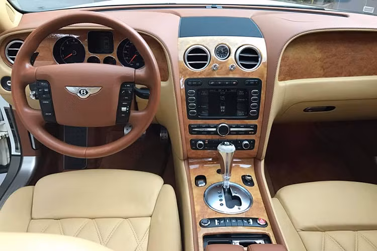Nội thât của xe sở hữu tông màu nâu sậm ở mặt táp lô, hàng ghế da cùng một số chi tiết được thiết kế tông màu nhẹ nhàng hơn. Xe được trang bị vô-lăng 4 chấu bọc da cao cấp tích hợp các phím chức năng, màn hình cảm ứng 8 inch, hệ thống âm thanh cao cấp với ổ CD/DVD 6 ổ đĩa dành cho Bentley, camera lùi, rèm che nắng chỉnh điện...