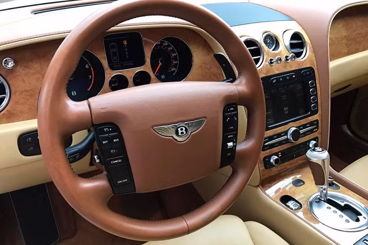 Ghế lái của xe được bọc da và gỗ cao cấp, đi kèm các đường gân dập nổi, tích hợp hệ thống điện, điều chỉnh điện 14 hướng, ghi nhớ vị trí... Hệ thống an toàn của xe bao gồm; chống bó cứng phanh (ABS), phân bố lực phanh điện tử (EBD), trợ lực phanh khẩn cấp (EBA, BAS), cân bằng điện tử (ESP), cảnh báo lùi, hệ thống chống trộm, khóa cửa từ xa...