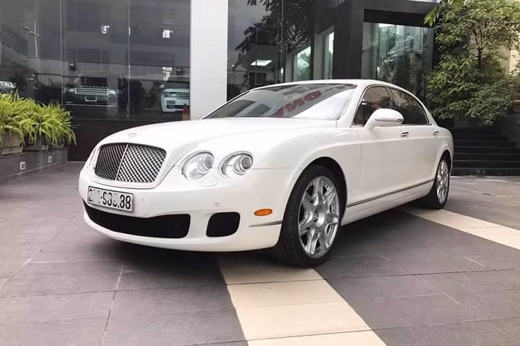 Siêu xe sang Bentley Continental Flying Spur, mẫu xe thuộc phân khúc siêu xe hạng sang sản xuất tại Anh quốc được giới chơi xe tại Việt Nam yêu thích chủ yếu được nhập khẩu về thông qua các đại lý bán xe tư nhân. Trong bài là một chiếc xe phiên bản 2010 đã qua sử dụng đang được rao bán tại showroom ôtô tại Hà Nội.