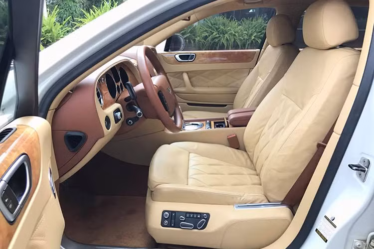 Bentley Continental Flying Spur được trang bị khối động cơ 6 lít W12 tăng áp kép, công suất 616 mã lực tại vòng tua máy 6.000 v/p và mô-men xoắn cực đại 800 Nm tại vòng tua máy 2.000 v/p. Hộp số 6 cấp tự động ZF kết hợp với hệ dẫn động 4 bánh toàn thời gian. Thời gian tăng tốc từ 0-100km/h là 4,5 giây và có tốc độ tối đa 321 km/h.