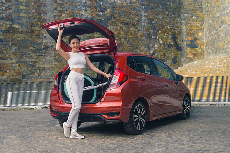 Cánh lướt gió cũng được trang bị, tăng cường hơn nữa tính thể thao cho Honda Jazz 2018 mới. Gương chiếu hậu bên ngoài của xe cũng được tích hợp đèn báo rẽ xi-nhan. Xe được trang bị la-zăng hợp kim 16 inch đa chấu kiểu dáng thể thao năng động. Thân xe mang tính khí động học cao, với những đường gân mạnh mẽ kéo dài từ trước đến sau.