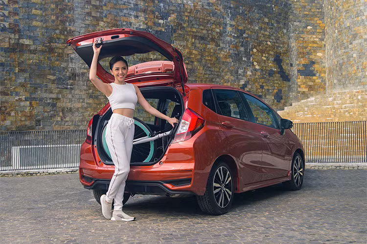 Cánh lướt gió cũng được trang bị, tăng cường hơn nữa tính thể thao cho Honda Jazz 2018 mới. Gương chiếu hậu bên ngoài của xe cũng được tích hợp đèn báo rẽ xi-nhan. Xe được trang bị la-zăng hợp kim 16 inch đa chấu kiểu dáng thể thao năng động. Thân xe mang tính khí động học cao, với những đường gân mạnh mẽ kéo dài từ trước đến sau.