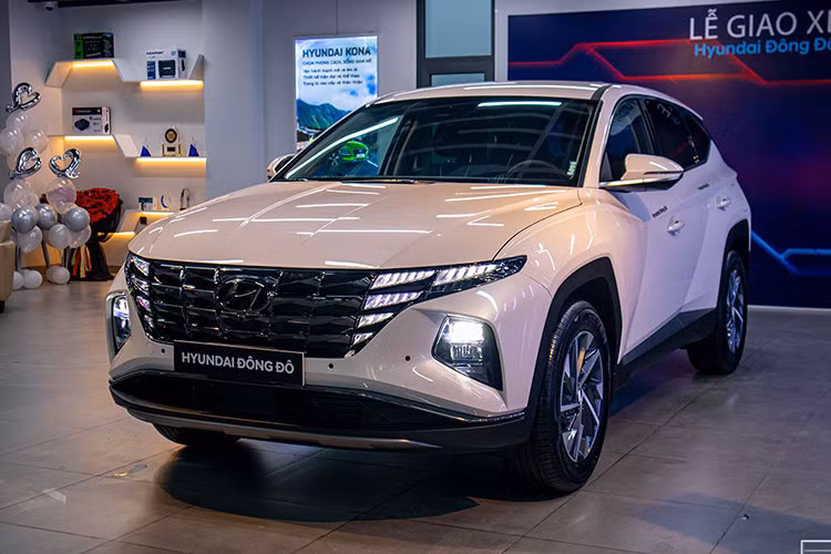 Khách hàng mua xe Hyundai Tucson bản cũ tại Việt Nam ở thời điểm hiện tại sẽ có cơ hội được nhận ưu đãi giảm giá lên đến 34 triệu đồng tại đại lý. Theo đó, bản 1.6 Turbo đang có mức giảm từ 5 - 17 triệu đồng, tùy theo chính sách bán hàng cũng như lượng xe còn lại trong kho tại mỗi đại lý.