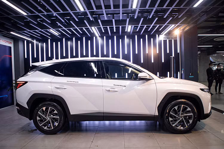 Qua đó, đưa giá xe Hyundai Tucson tại Việt Nam thực tế trở về mức chỉ từ 902 triệu đồng thay vì 919 triệu đồng như đề xuất bán lẻ từ nhà phân phối chính hãng. Trong khi đó, bản 2.0 Diesel Đặc biệt được đại lý giảm nhiều nhất tới 34 triệu đồng, đưa giá xe giảm từ 909 triệu đồng xuống còn 875 triệu đồng.