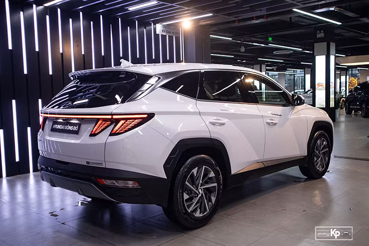 Ngoài Hyundai Tucson bản 1.6 Turbo và 2.0 Diesel Đặc biệt, hãng đang phân phối tại thị trường ôtô Việt Nam còn có 2 phiên bản nữa là 2.0 xăng Tiêu chuẩn và 2.0 xăng Đặc biệt. Tuy nhiên, theo nguồn tin từ tư vấn viên, các bản này gần như đã hết hàng tại đại lý.