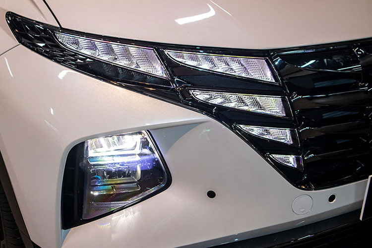 Từ những ngày cuối tháng 7/2024, nhân viên bán hàng tại một số đại lý Hyundai đã bắt đầu tư vấn nhận cọc mô hình nâng cấp giữa vòng đời của Tucson kèm thông tin xe sẽ về nước vào quý cuối năm, cụ thể là khoảng tháng 10 hoặc 11. Do đó, động thái giảm giá dọn kho cũng như việc hạn chế về phiên bản ở thời điểm này là hoàn toàn dễ hiểu.