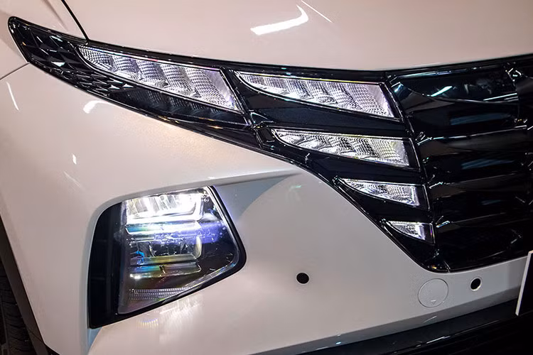 Từ những ngày cuối tháng 7/2024, nhân viên bán hàng tại một số đại lý Hyundai đã bắt đầu tư vấn nhận cọc mô hình nâng cấp giữa vòng đời của Tucson kèm thông tin xe sẽ về nước vào quý cuối năm, cụ thể là khoảng tháng 10 hoặc 11. Do đó, động thái giảm giá dọn kho cũng như việc hạn chế về phiên bản ở thời điểm này là hoàn toàn dễ hiểu.