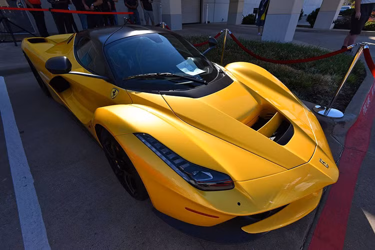 Bên cạnh đó, ngôi sao sáng nhất của sự kiện này là mẫu Ferrari 599XX Evoluzione và một siêu xe Ferrari Enzo được sơn màu bạc cực kì đặc biệt.