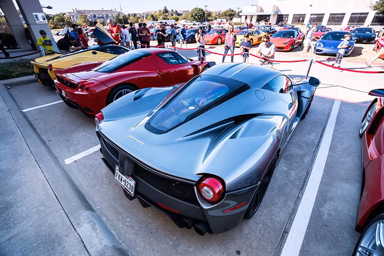 Siêu phẩm được trình làng lần đầu tiên tại triễn lãm Geneva năm 2013 và nhanh chóng gây nhiều sự chú ý bởi thiết kế tương tự như những chiếc xe tương lai.