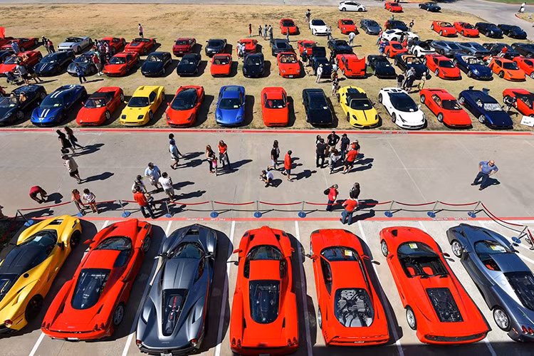 Đây là một dịp cho các fan hâm mộ được tận mắt chiêm ngưỡng những mẫu siêu xe Ferrari xịn nhất của hãng sản xuất "ngựa Ý". 