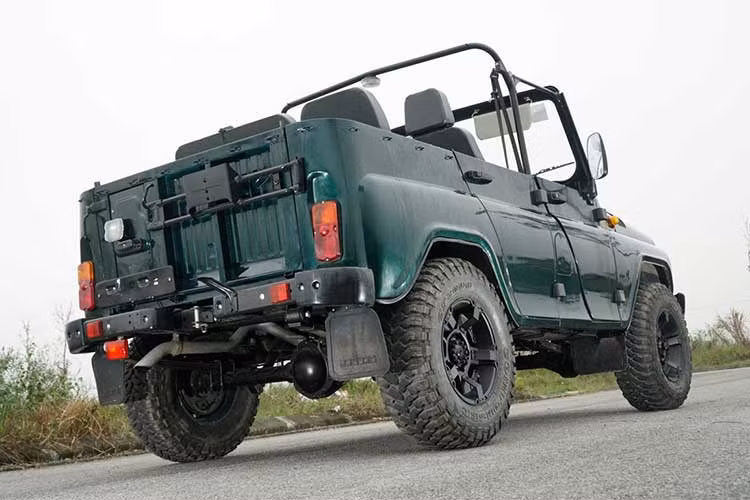 Ngoài thiết kế mui trần tháo lắp tay và phần đuôi mở bằng chốt khóa vặn truyền thống, UAZ Hunter diesel có vẻ ngoài không khác biệt so với bản máy xăng 2.7L đã ra mắt khách hàng Việt Nam vào tháng 10/2016. Chiếc xe vẫn giữ các tính năng off-road từ mẫu UAZ cổ điển của thập niên 70.