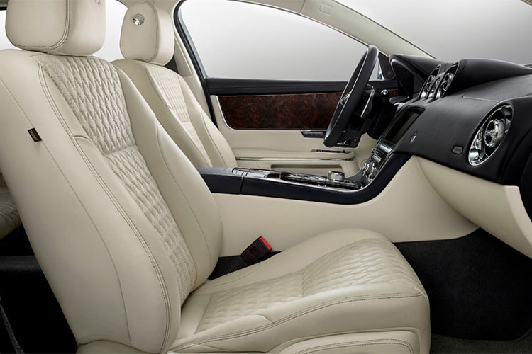 Logo XJ50 cũng đồng thời được khắc chìm trên bậc cửa kim loại phản quang tạo sự khác biệt cho phiên bản, lẫy chuyển số được mạ kim loại sáng đồng bộ với chân ga chân phanh bằng kim loại.