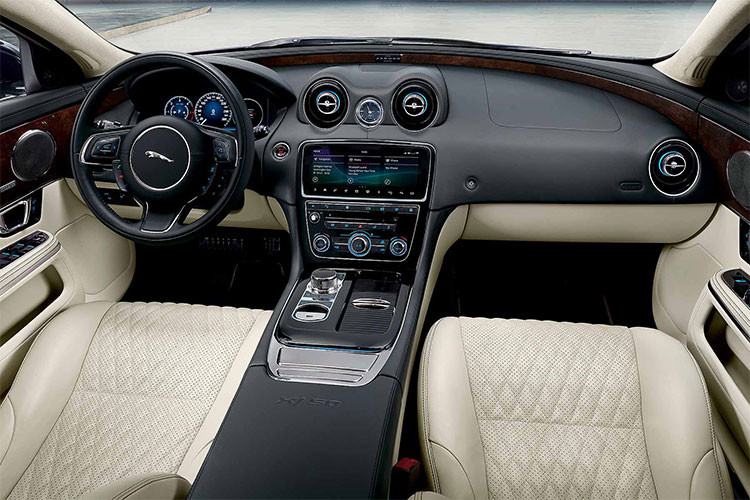 Bên trong nội thất của XJ50 toát lên sự thanh lịch quý phái với ghế ngồi bọc da mềm nổi bật họa tiết kim cương, tựa đầu dập nổi hình logo chú báo đang bật nhảy trong khi logo XJ50 được in trên bệ tỳ tay.