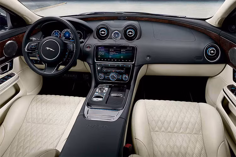 Bên trong nội thất của XJ50 toát lên sự thanh lịch quý phái với ghế ngồi bọc da mềm nổi bật họa tiết kim cương, tựa đầu dập nổi hình logo chú báo đang bật nhảy trong khi logo XJ50 được in trên bệ tỳ tay.