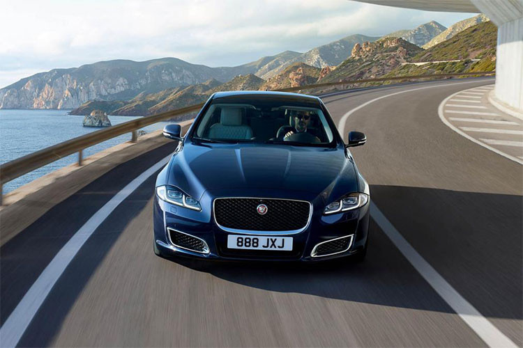 Cấu tạo thân xe với khung nhôm liền khối mang tính cách mạng trong thiết kế và lắp ráp xe giúp XJ giảm bớt trọng lượng tới 40% từ năm 2003, trước khi phiên bản XJ hiện tại tích hợp các công nghệ hỗ trợ tiên tiến như hệ dẫn động bốn bánh toàn thời gian và cụm màn hình công cụ ảo.