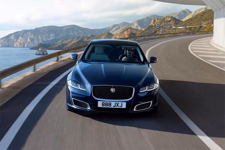 Cấu tạo thân xe với khung nhôm liền khối mang tính cách mạng trong thiết kế và lắp ráp xe giúp XJ giảm bớt trọng lượng tới 40% từ năm 2003, trước khi phiên bản XJ hiện tại tích hợp các công nghệ hỗ trợ tiên tiến như hệ dẫn động bốn bánh toàn thời gian và cụm màn hình công cụ ảo.