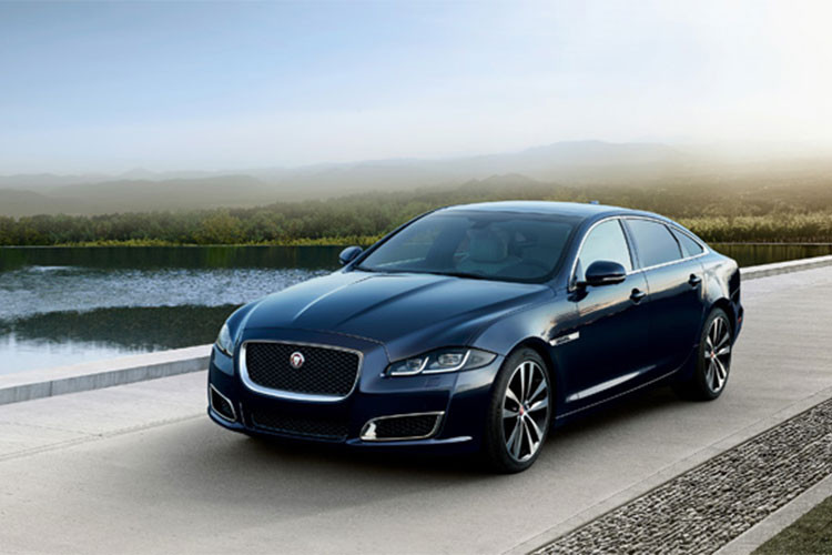 Một vài điểm nhấn ngoại thất của XJ50 là bộ cản trước và sau theo phong cách Autobiography, mâm xe Venom 20 inch, lưới tản nhiệt trước màu đen, logo định vị riêng gắn trên hốc gió hai bên và phía sau.