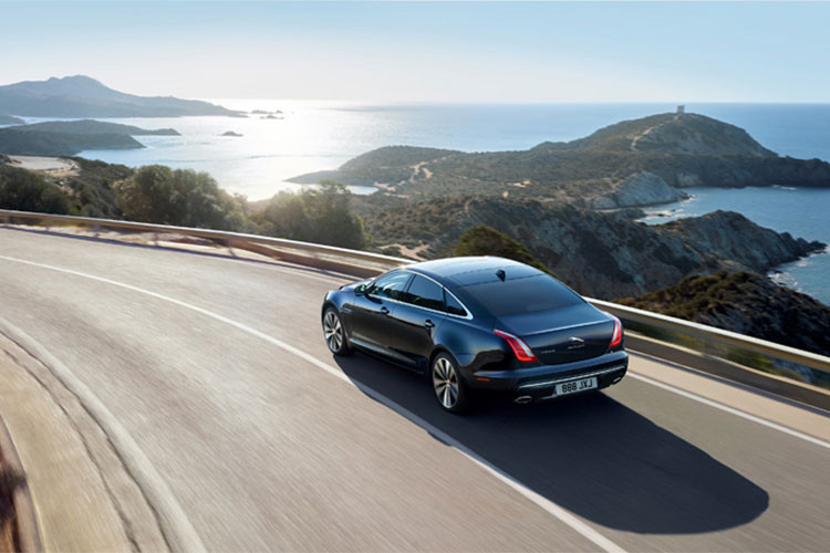 Các phiên bản tiếp sau đó bao gồm cả bản thể thao trục cơ sở tiêu chuẩn lẫn kéo dài, gồm cả hai cửa lẫn bốn cửa. Trong đó, Series 2 là mẫu đầu tiên mang phong cách coupé hai cửa ra mắt năm 1975 và XJ40 được sản xuất liên tục trong 8 năm từ 1986 gây ấn tượng với cần số hình chữ ‘J’ và hệ thống treo tự động.