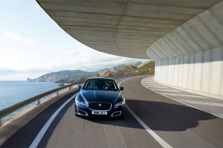 Theo ông Ian Callum, Giám đốc Thiết kế của Jaguar cho biết: “Trải qua nửa thế kỷ, Jaguar XJ thực sự đã tạo nên một di sản nhờ vẻ đẹp lý tưởng trong thiết kế, hiệu năng thông minh và sự sang trọng mê hoặc, tất cả khiến cho XJ luôn nổi bật trong đám đông".