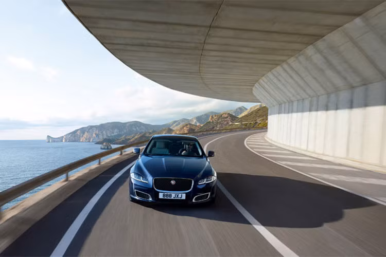 Theo ông Ian Callum, Giám đốc Thiết kế của Jaguar cho biết: “Trải qua nửa thế kỷ, Jaguar XJ thực sự đã tạo nên một di sản nhờ vẻ đẹp lý tưởng trong thiết kế, hiệu năng thông minh và sự sang trọng mê hoặc, tất cả khiến cho XJ luôn nổi bật trong đám đông".