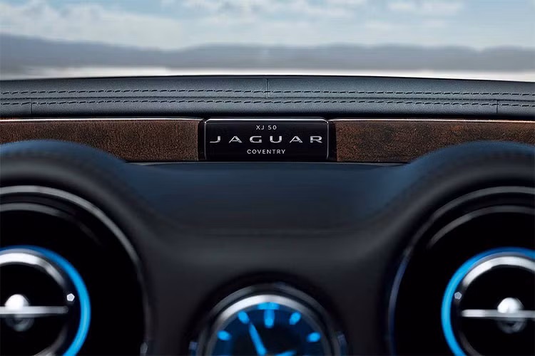 Mẫu xe XJ Series 1 bắt đầu lịch sử thăng hoa từ năm 1968, trải qua 8 thế hệ phiên bản, mẫu sedan hạng sang này đã được chào đón ở khắp thế giới. Đồng thời, suốt bốn năm đầu, XJ là mẫu xe 4 cửa 12 xy-lanh duy nhất được sản xuất đại trà trên thế giới và với vận tốc tối đa 225km/h, đây cũng là chiếc xe 4 chỗ nhanh nhất so với các đối thủ cùng thời.