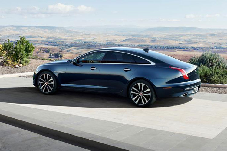 Bộ màu ngoại thất của phiên bản Jaguar XJ50 2018 mới này này cũng được thiết kế ấn tượng với các lựa chọn gồm: trắng Fuji White, đen Santorini Black, xanh Loire Blue và đỏ Rosello Red.