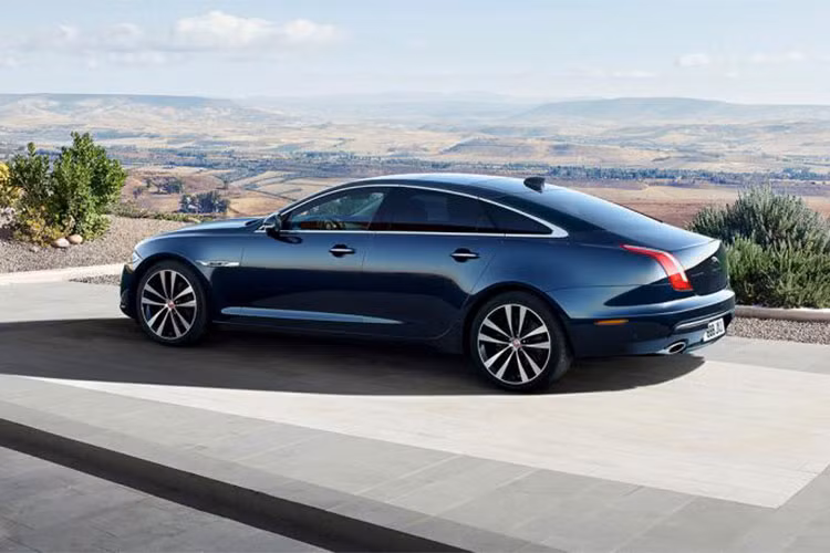 Bộ màu ngoại thất của phiên bản Jaguar XJ50 2018 mới này này cũng được thiết kế ấn tượng với các lựa chọn gồm: trắng Fuji White, đen Santorini Black, xanh Loire Blue và đỏ Rosello Red.