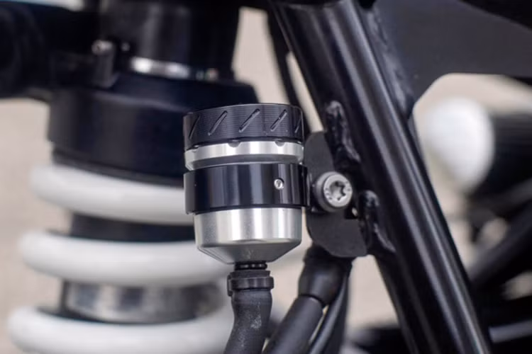 Các chi tiết như bánh xe chắn bùn phía trước sử dụng hợp kim nhôm Alpina, hộp dầu trên bản tiêu chuẩn đã được thay thế bằng cặp bộ lọc pod