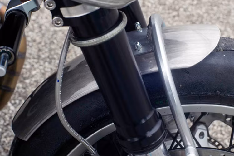 Các chi tiết như dây dầu, ốc, và một số chi tiết nguyên bản cũng đã được làm lại giúp cho chiếc xe hoàn hảo hơn, có thể sư dụng đa dạng địa hình.