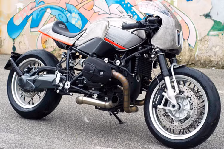 Bên cạnh việc cắt giảm nhiều chi tiết giúp chiếc xe nhẹ hơn, còn có rất nhiều chi tiết đã được thay thế bằng phôi nhôm như mặt trước, chỗ để chân, và tay lái được xưởng độ LuisMoto đưa lên chiếc xe này.