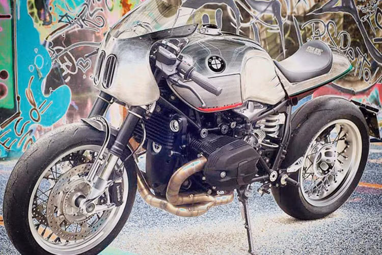 Rất nhiều chi tiết, đồ chơi trên bản tiêu chuẩn đã được Luismoto loại bỏ để thay thế bằng những món đồ mang "đặc sản" đến từ Ý. Theo những người thợ độ tại xưởng LuisMoto cho biết, "người Ý đã luôn luôn ưa thích sử dụng đồ chơi trên những chiếc môtô để sử dụng chúng trên đường đua và chinh phục cả những đỉnh núi".